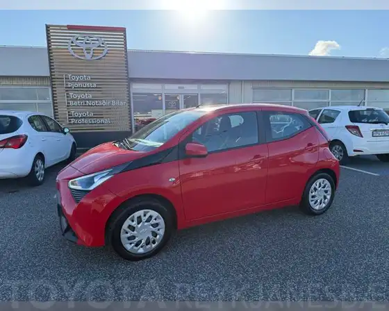 TOYOTA AYGO X-PLAY CONNECT 5 GÍRA