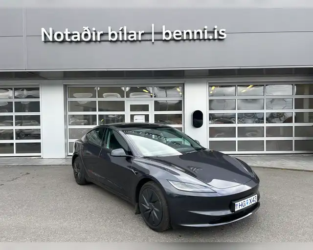 TESLA MODEL 3